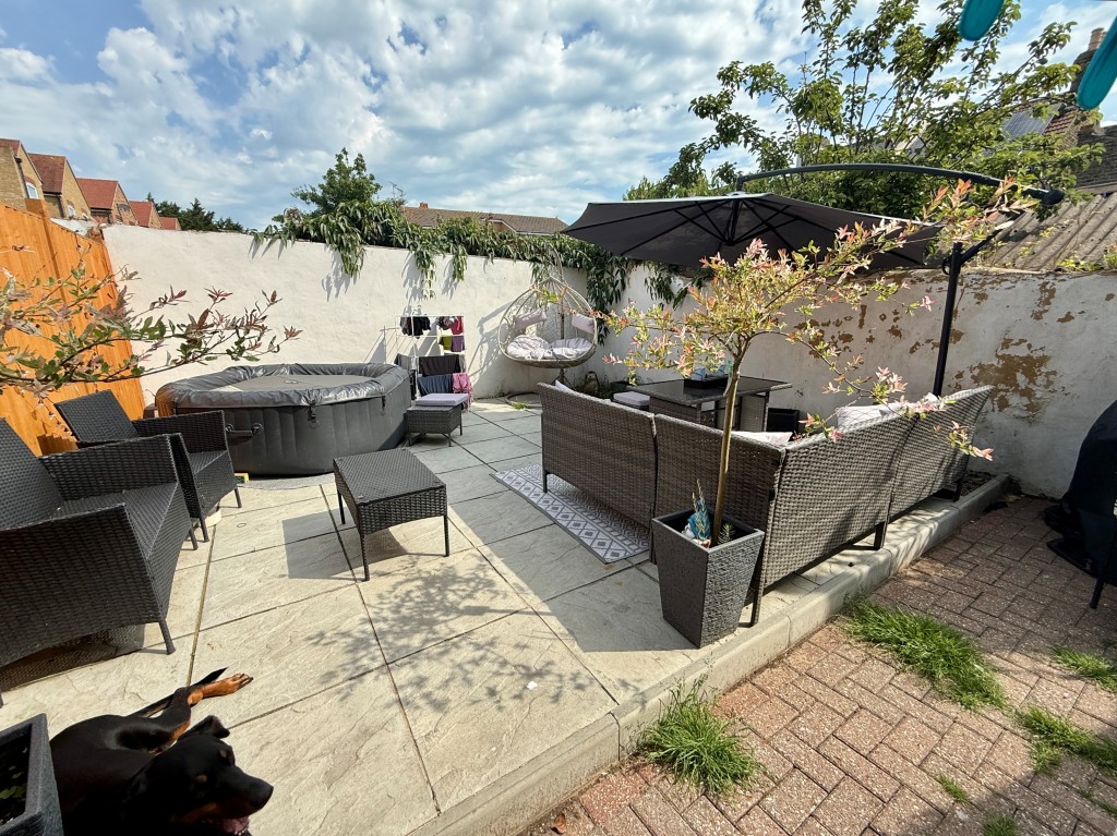 Lot: 69 - ATTRACTIVE PAIR OF SEMI-DETACHED HOUSES - 3 Mays Road - Garden